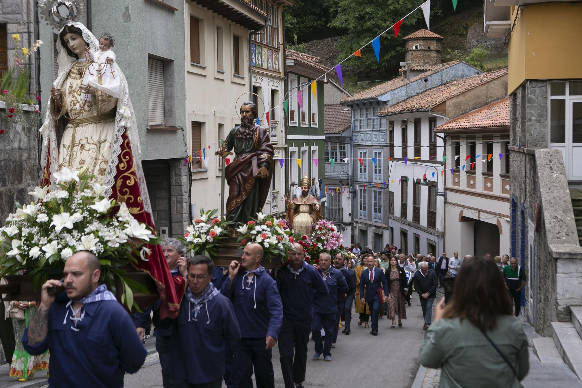 Cudillero se llena por el pregón de l'Amuravela, que invitó a "cantar ya bellar hasta quedanus sin fualgu"