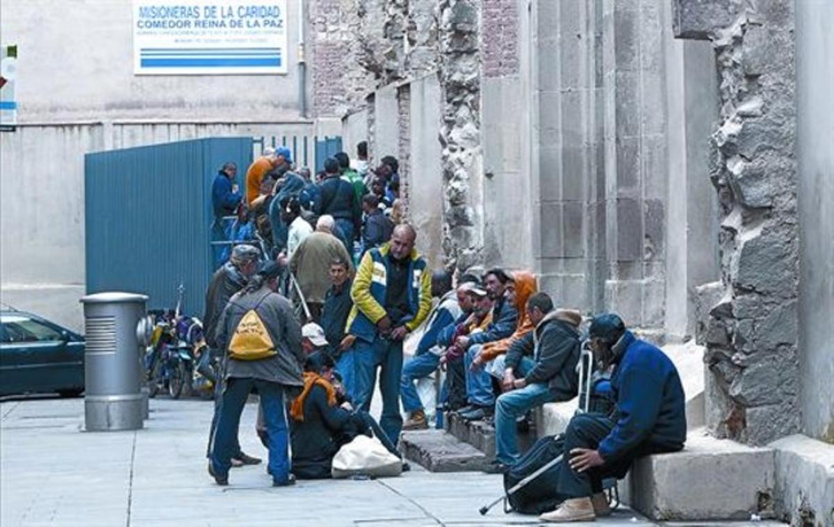 Inici de la cua d’usuaris del menjador social del carrer de l’Arc de Sant Agustí, el 27 d’abril passat. Inici de la cua d’usuaris del menjador social del carrer de l’Arc de Sant Agustí, el 27 d’abril passat.