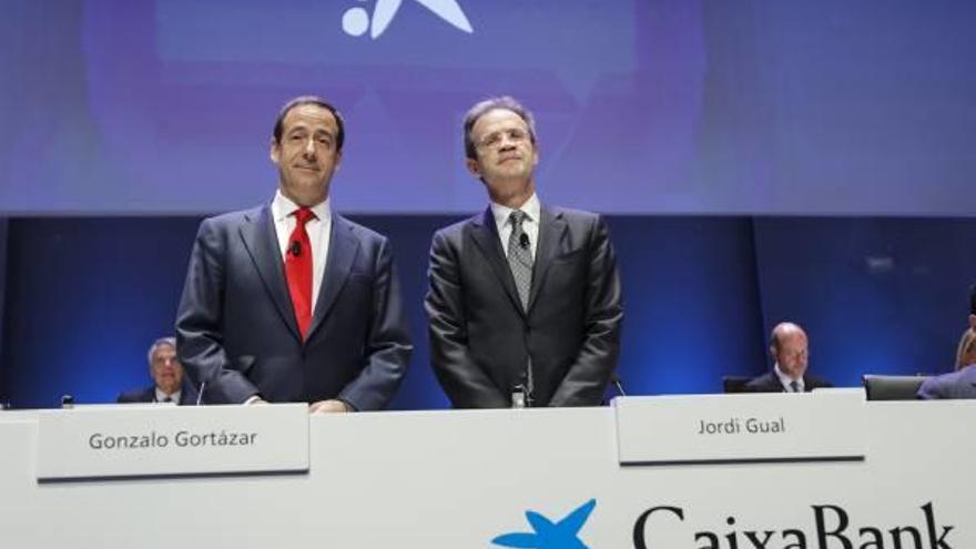 Gonzalo Gortázar y Jordi Gual, ayer, antes de iniciarse la junta de accionistas en el Palacio de Congresos.