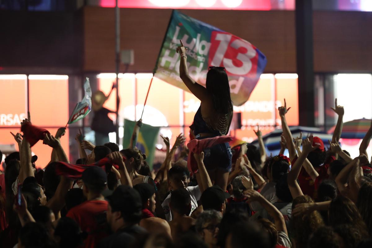 AME9781. SAO PAULO (BRASIL), 30/10/2022.- Simpatizantes de Luiz Inácio Lula da Silva celebran hoy el triunfo en la segunda ronda de las elecciones presidenciales, en la Avenida Paulista en Sao Paulo (Brasil). El exmandatario Luiz Inácio Lula da Silva ganó este domingo la segunda vuelta de las elecciones presidenciales en Brasil con un 50,83 % frente al 49,17 % que obtuvo el actual gobernante, Jair Bolsonaro, con el 98,81 % de las urnas escrutadas. EFE/ Sebastiao Moreira