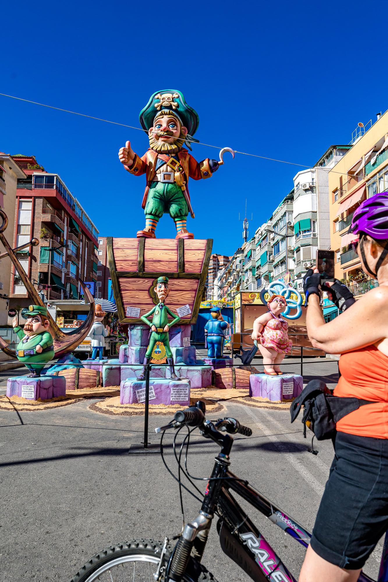 Benidorm alza sus monumentos de Fallas