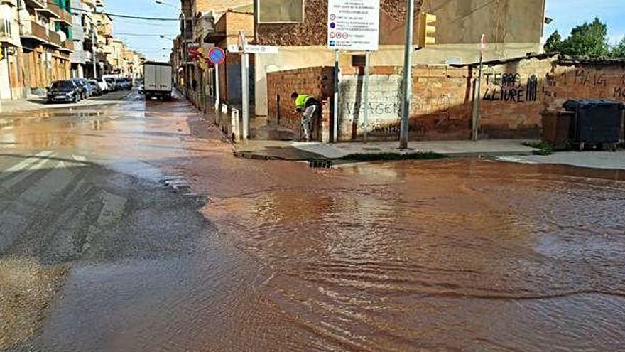 El carrer Manresa, inundat ahir al matí