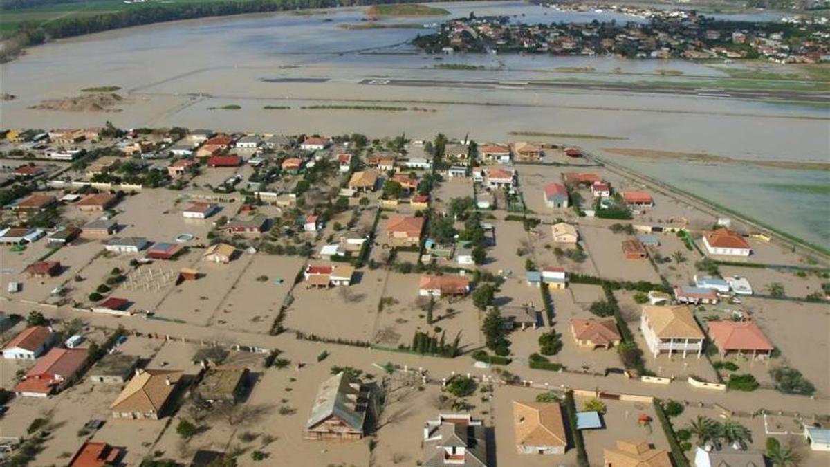 Aeropuerto y su entorno inundado en 2010.