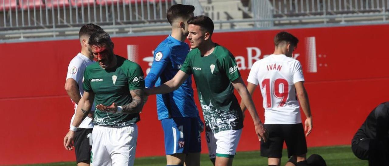 Ródenas se preocupa por Piovaccari, en aquel Sevilla Atlético-Córdoba CF, finalizado con derrota blanquiverde en el debut del alicantino (1-0).