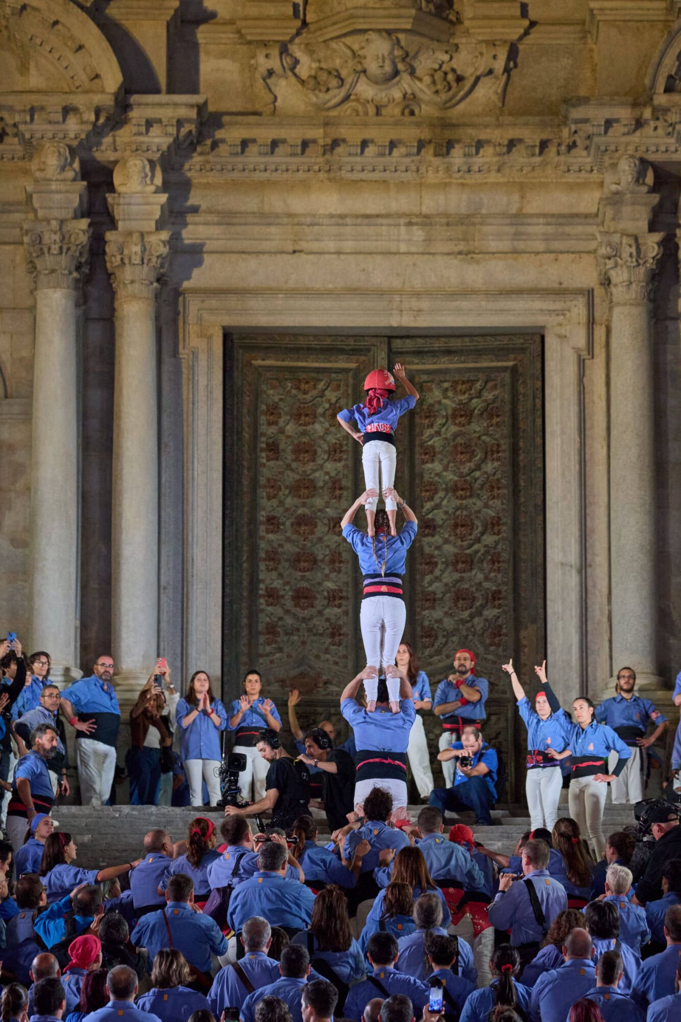 Les imatges de la pujada del pilar de 4 a les escales de la Catedral