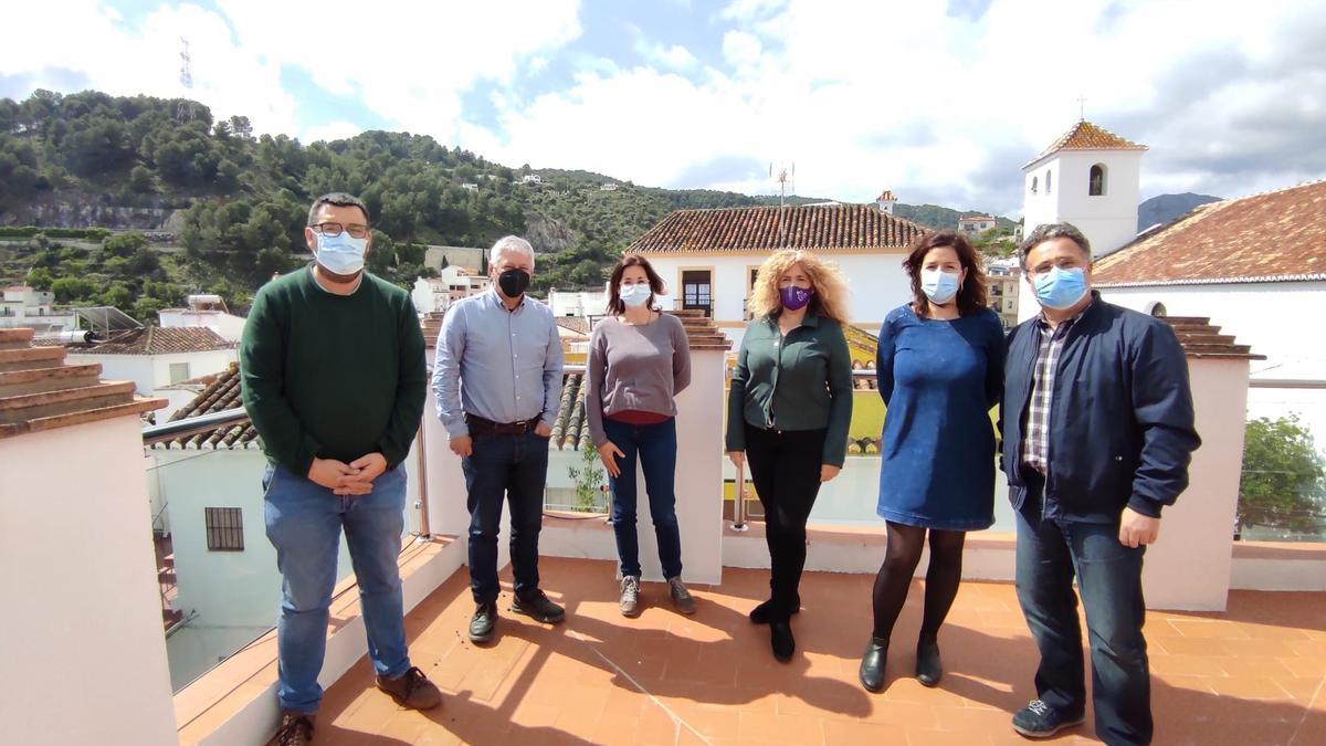 Los miembros de IU se han reunido en el Ayuntamiento de Monda. Han asistido Guzmán Ahumada, Teresa Sánchez, junto a los alcaldes de Istán, José Miguel Marín; la alcaldesa de Monda, María Fernández, y el regidor de El Burgo, José Joaquín García.