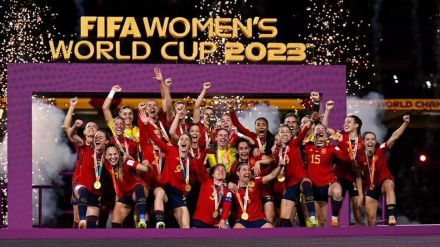 Un Torrent de Dones reclama que también se exhiba en la ciudad la copa del Mundial de la selección femenina de fútbol
