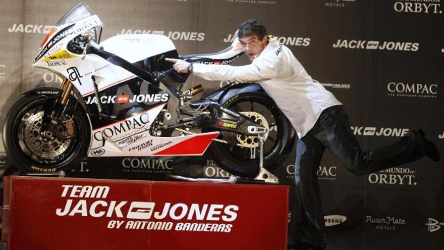 Antonio Bandera, con la moto del equipo Jack&amp;Jones.