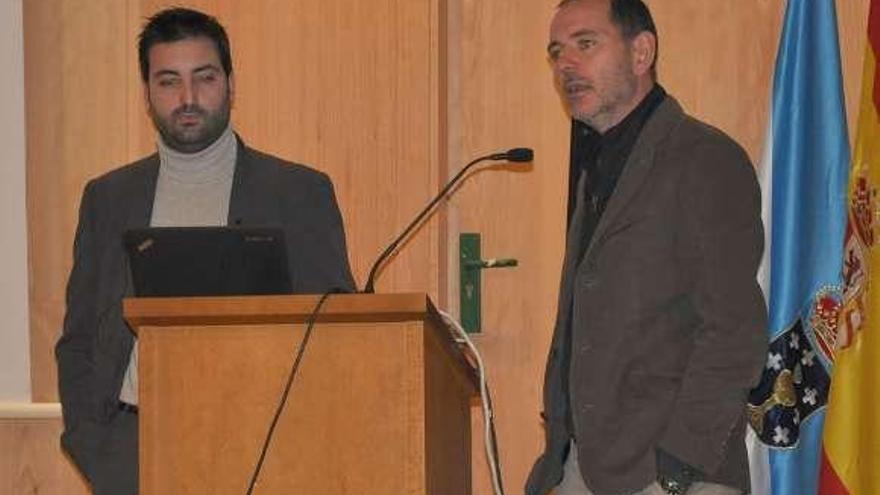 Juan Antonio Añel y Xavier Labandeira, ayer, en el campus.  // Duvi