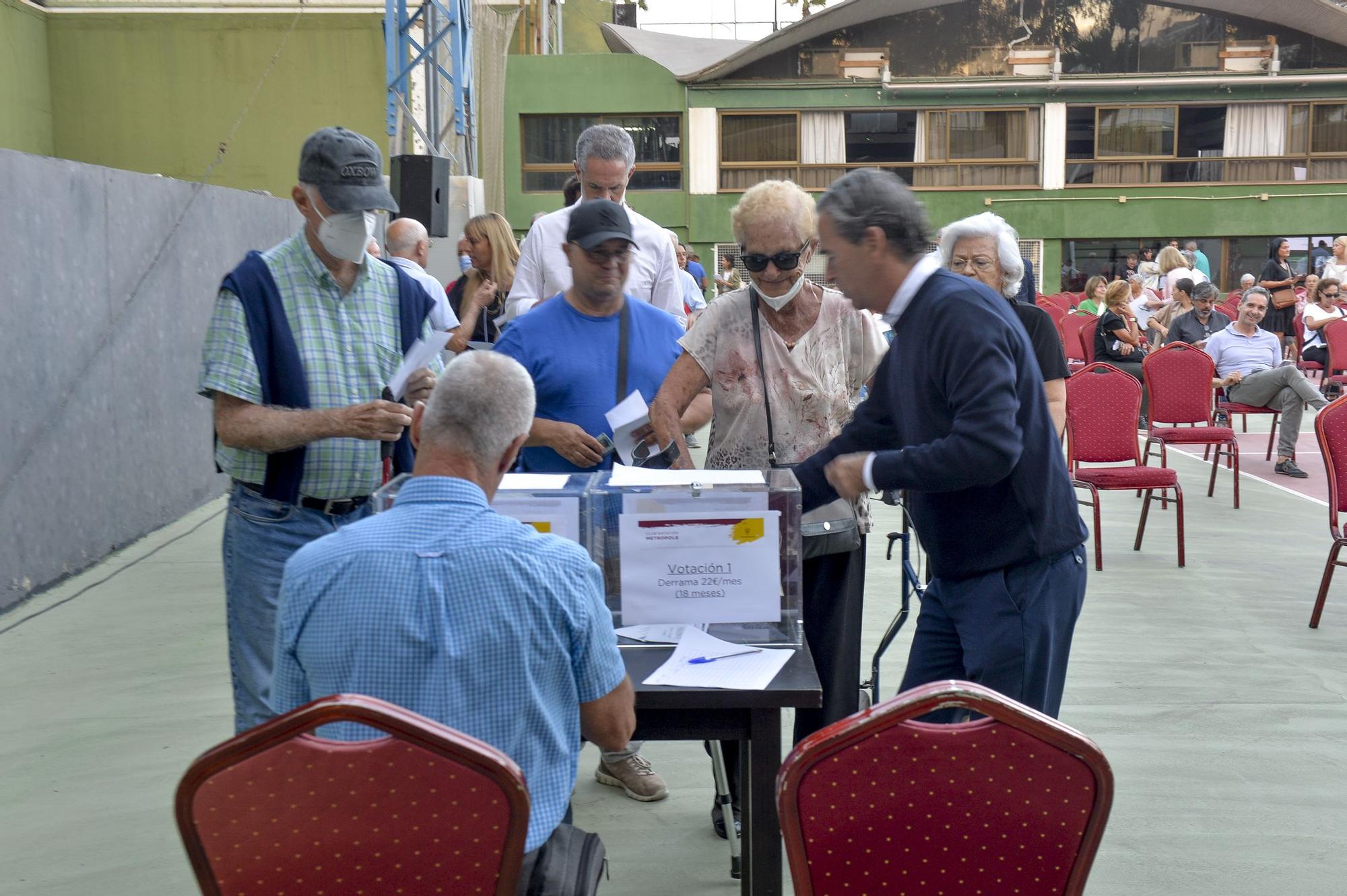 Los socios del Metropole votan la moción de censura