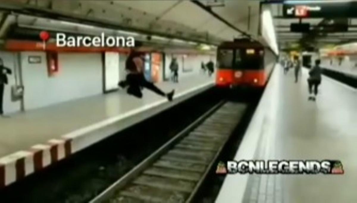 Detingut un noi que es va gravar saltant davant un metro en marxa a Barcelona