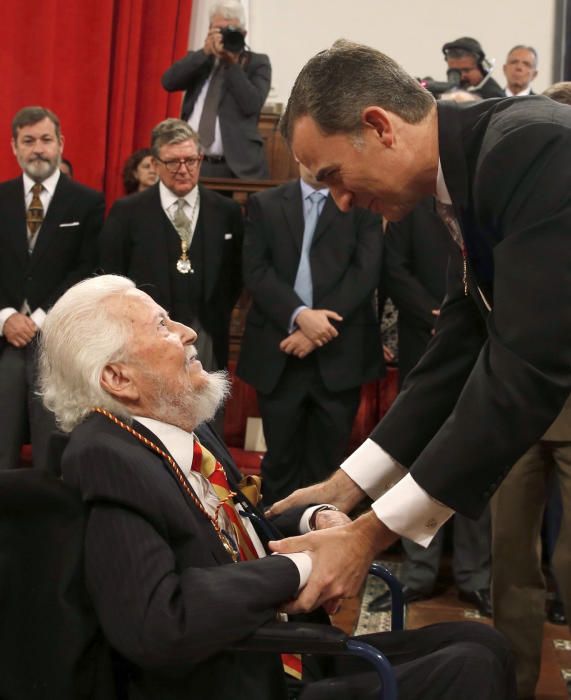 EL REY ENTREGAEL PREMIO CERVANTES A AL ESCRITOR ...