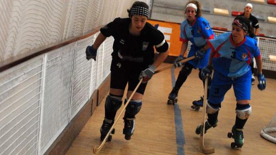 María Díez, en el centro, en el partido entre el Igualada y el Mieres.