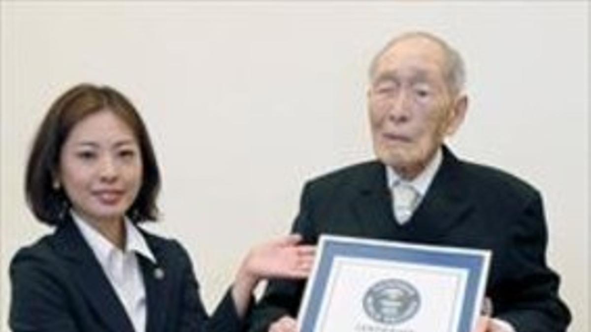 Sakari Momoi 8 El anciano de 112 años recibiendo el premio Guiness