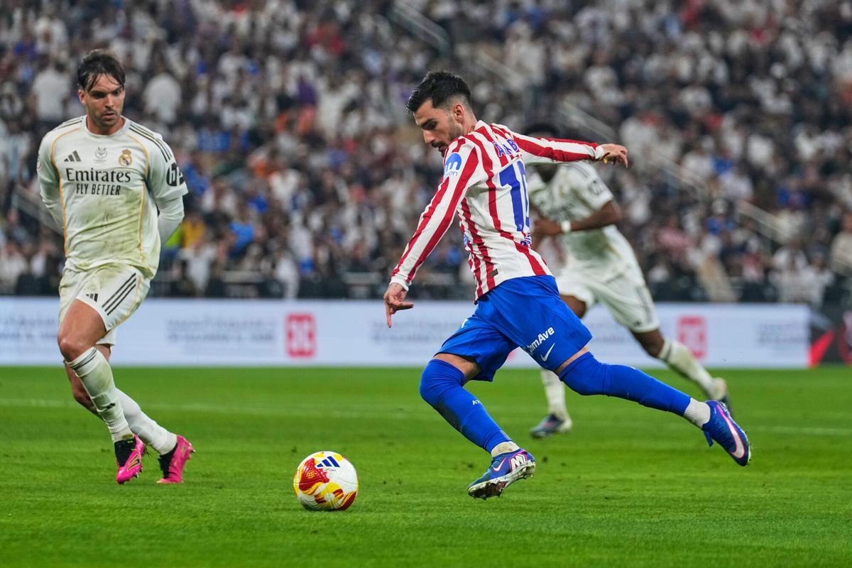 Atletico Madrid's Alex Baena runs with the ball next to Real Madrid's Raul Asencio during the Spanish Super Cup semifinal soccer match at King Abdullah Sports City Stadium in Jeddah, Saudi Arabia, Thursday, Jan. 8, 2026. (AP Photo/Altaf Qadri) Associate Press/ LaPresse Only Italy and Spain. EDITORIAL USE ONLY ITALY AND SPAIN
