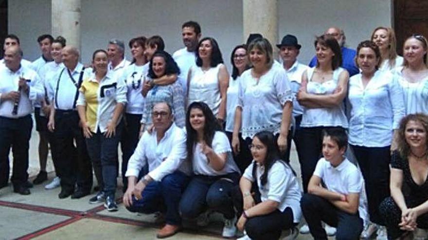Alumnos y profesores de la Escuela de Folclore posan en una foto de familia en Condes de Requena.