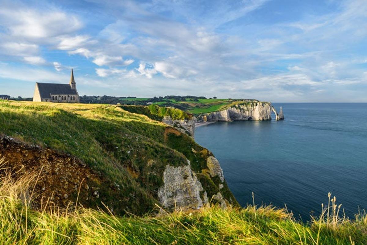 La Falaise d'Amont, con una pequeña iglesia en lo alto y que se asemeja un poco a un paisaje irlandés