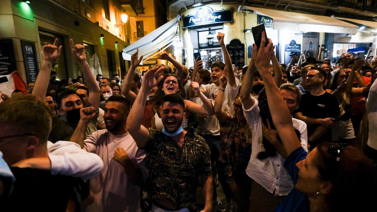 Ambiente de final de Eurocopa en el Centro de Málaga