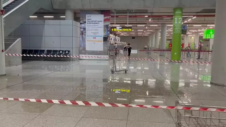 VÍDEO | Las intensas lluvias provocan numerosas goteras e "importantes retrasos" en el aeropuerto de Palma