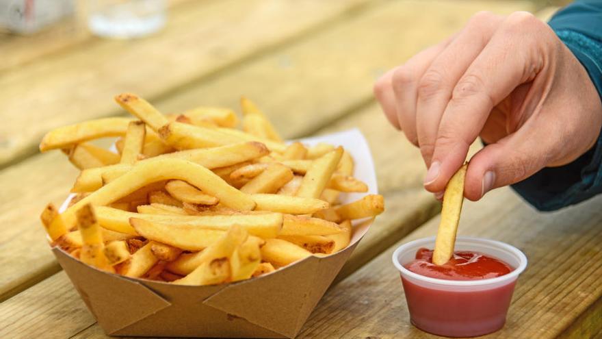 Las patatas fritas y el ketchup tendrán menos sal