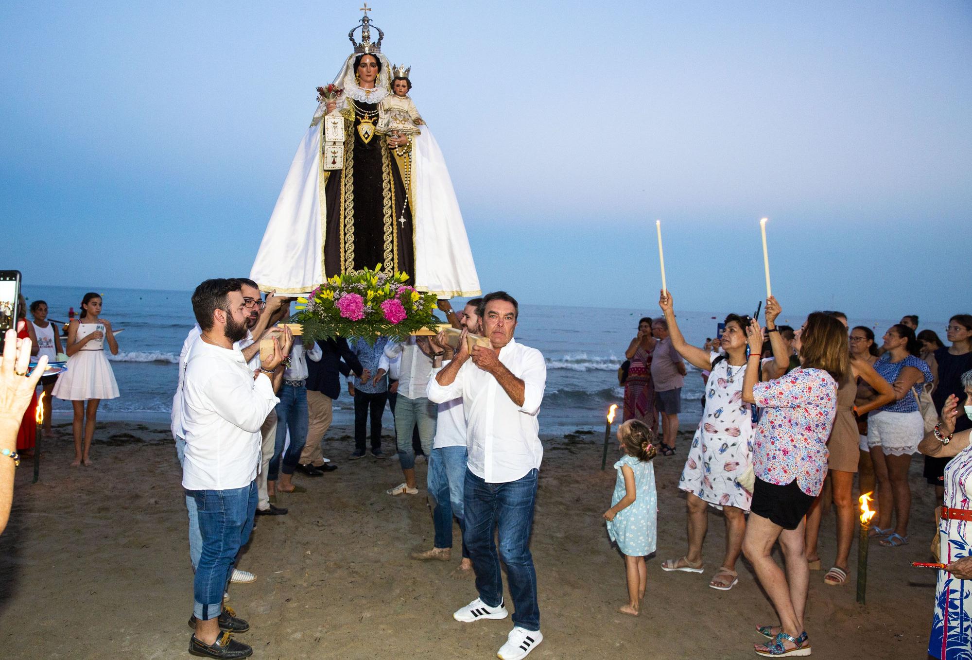 La Virgen del Carmen desembarca en la playa del Postiguet de Alicante