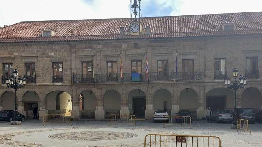 La bandera gitana, en la fachada de la Casa Consistorial ayer.