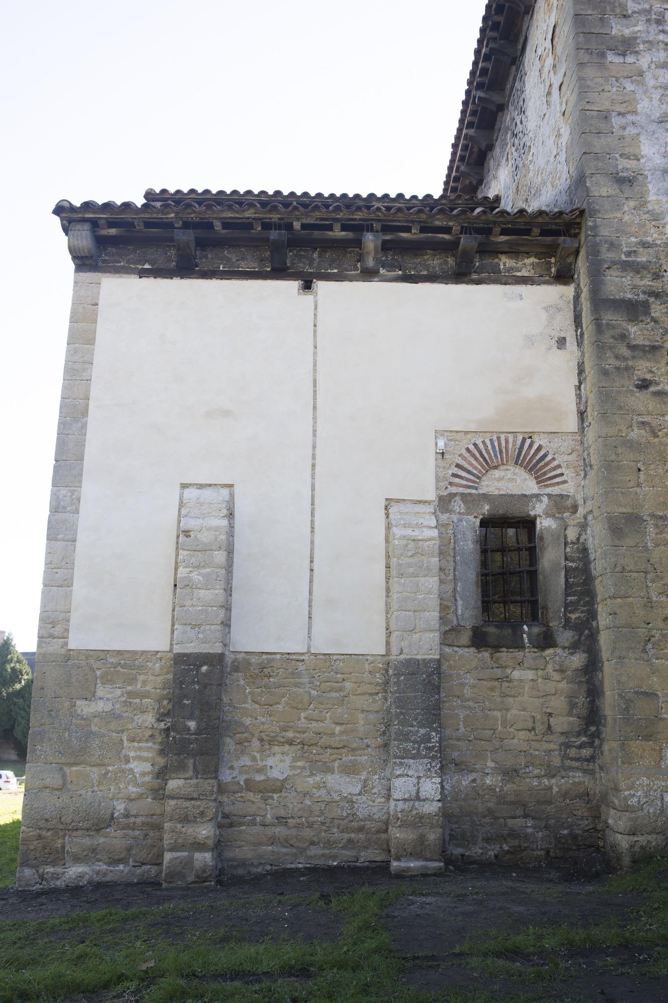 Así está la iglesia de Santullano después de recuperar la carga de mortero en sus muros