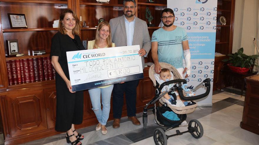 Encarni Bautista y Josele González con Antonio y su familia.