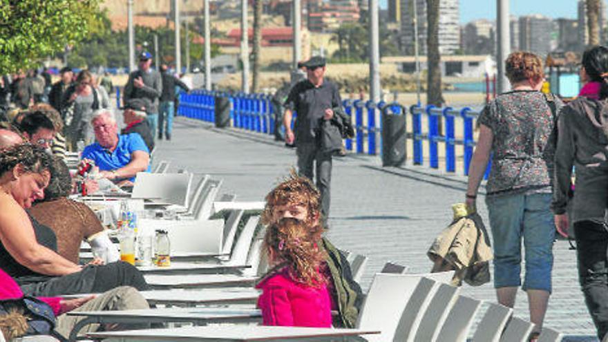 En la imagen, el paseo de Gómiz de la playa del Postiguet (Alicante).