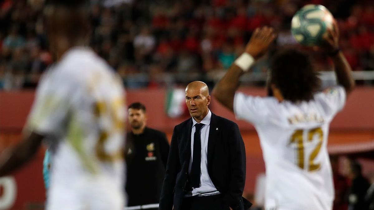 Marcelo saca de banda en el partido de liga ante el RCD Mallorca.