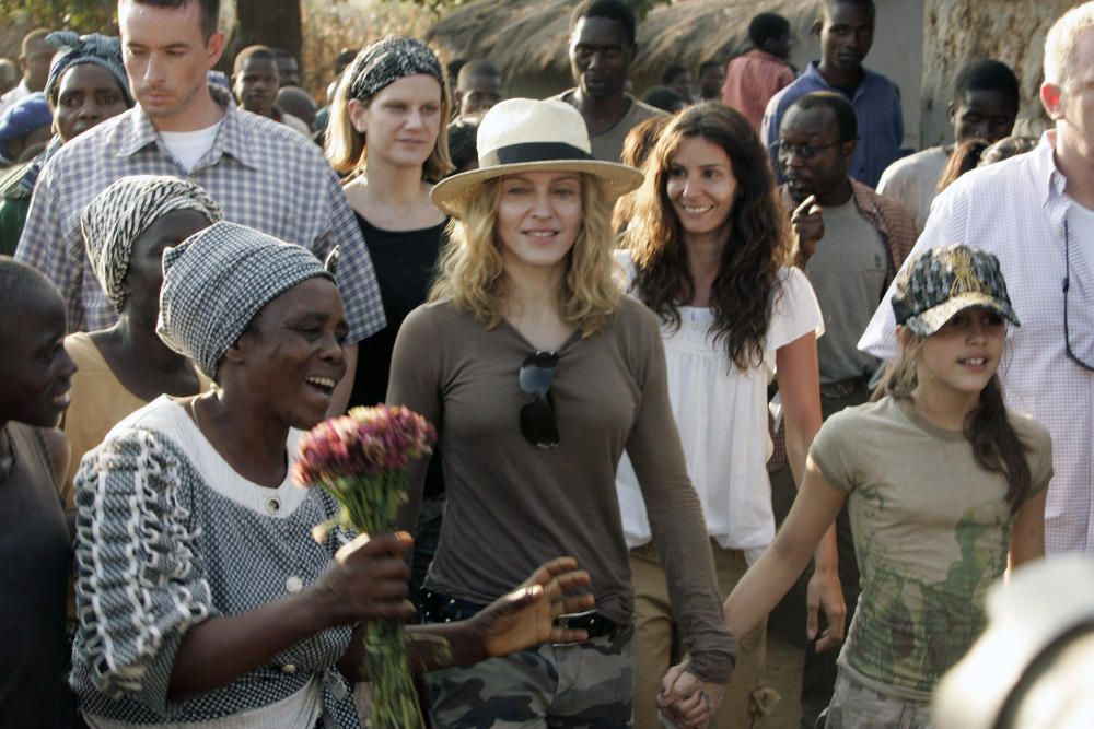 Madonna visita el pueblo de Gumulira, en Malawi, donde provienen sus dos hijos adoptivos. (2007)