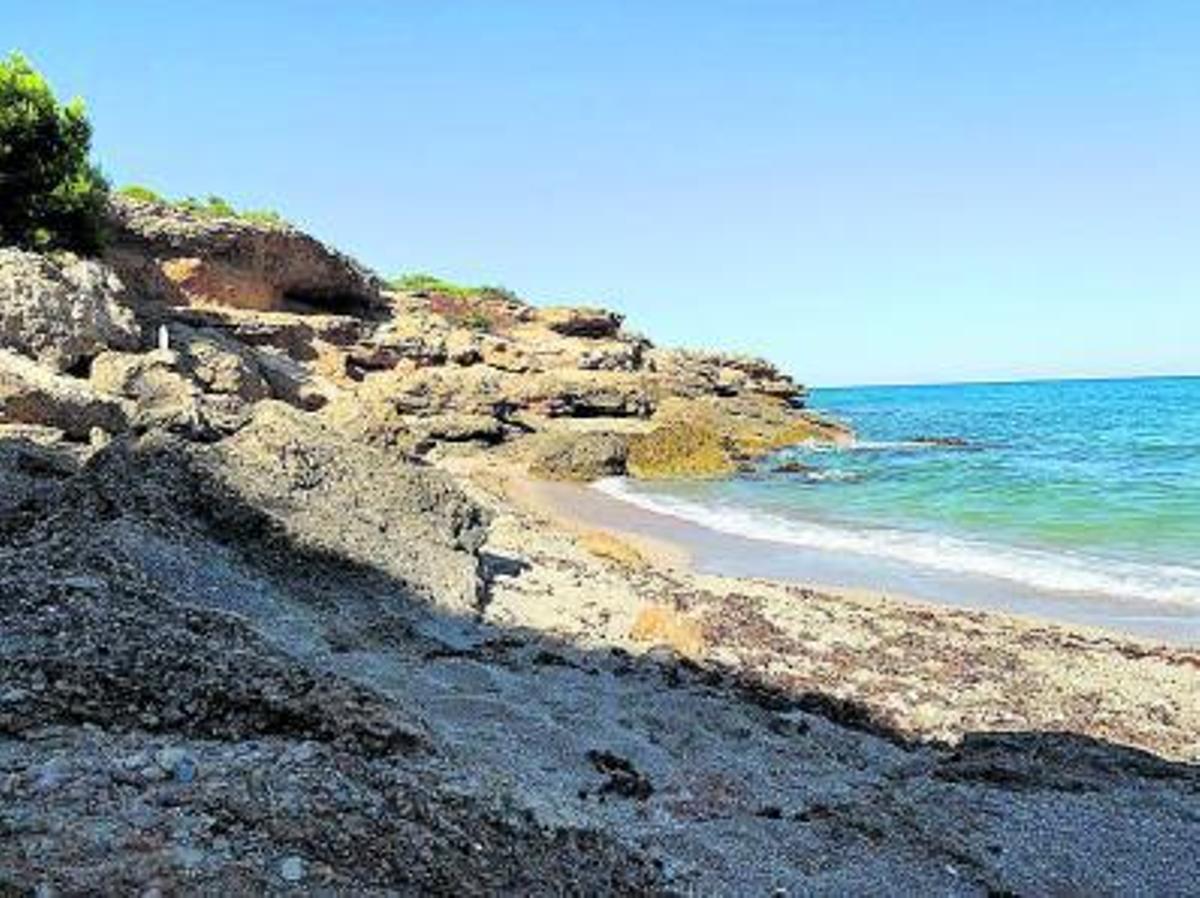 La Cala Amagada, con un acceso no tan evidente desde las sendas, es un remansode paz en el Mediterráneo.  |  A.S.