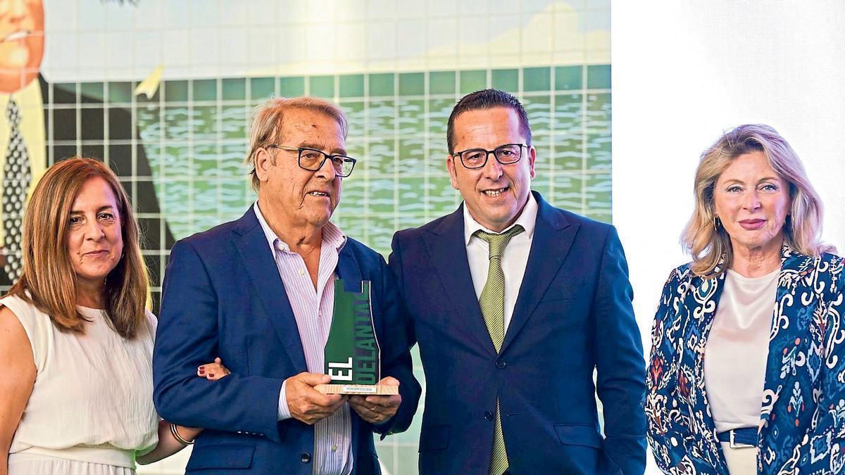 La familia Sánchez recogió  de manos de  Carmen Sánchez, delegada de Empleo de la Junta en Málaga, el Premio Honorífico.