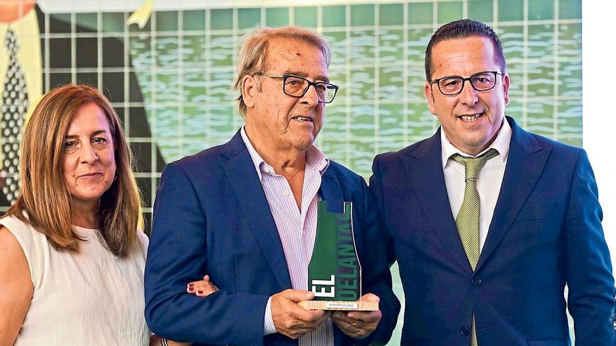 José Manuel Sánchez, en el centro, acompañado de sus hijos Sonia y Alberto, este pasado mes de mayo, al recoger el Premio Honorífico de El Delantal, que entrega La Opinión de Málaga..