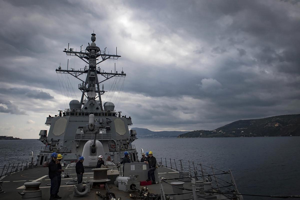 El destructor de misiles guiados USS Carney en la bahía de Souda, Grecia. El buque de guerra estadounidense y varios barcos comerciales fueron atacados el domingo 3 de diciembre de 2023 en el Mar Rojo, dijo el Pentágono, lo que podría marcar una importante escalada en una serie de ataques marítimos en el Medio Oriente relacionados con la guerra entre Israel y Hamas.