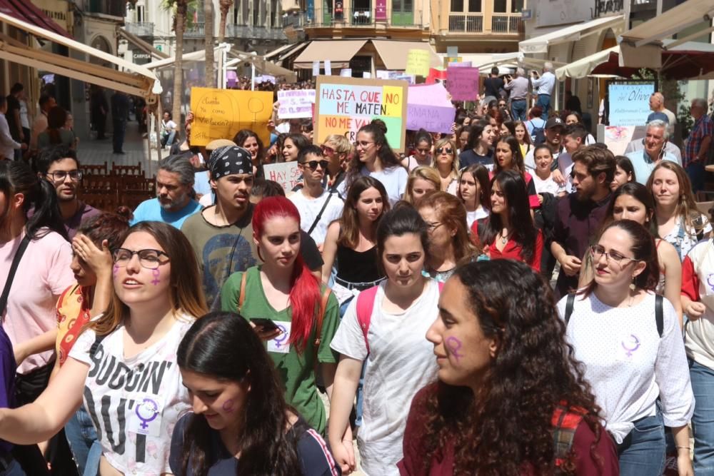 La manifestación, convocada por el Sindicato de Estudiantes y la plataforma feminista Libres y Combativas, ha reunido a cerca de dos mil de personas, medio millar según la Policía Nacional