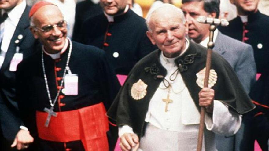 Juan Pablo II realiza el último tramo del Camino de Santiago en 1989 junto al cardenal Ángel Suquía. / efe
