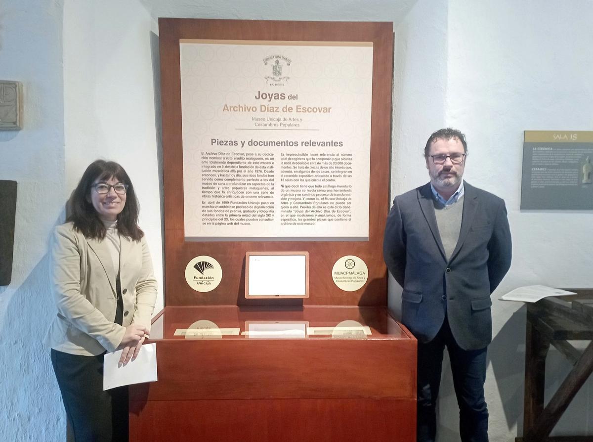 Noelia García y Rafael Valentín, en el Archivo Díaz de Escovar junto a la exposición temporal del hundimiento del barco de vapor Génova, esta semana..