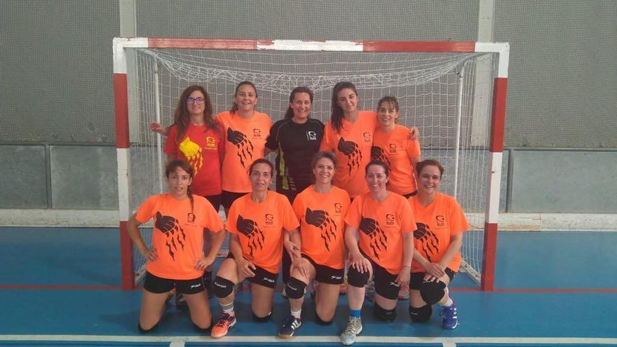 Las veteranas del Elda vencieron el torneo con comodidad.