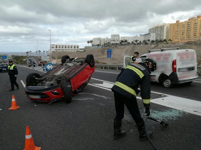 Retenciones en el Negrín por el vuelco de un coche (14/12/17)