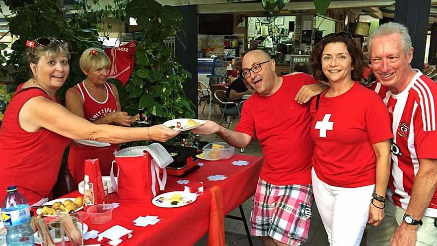 Miembros del colectivo «Bilingüe El Campello» en la fiesta Suiza.