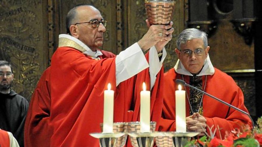 El nou arquebisbe oficiant la missa conventual al costat de l&#039;abat