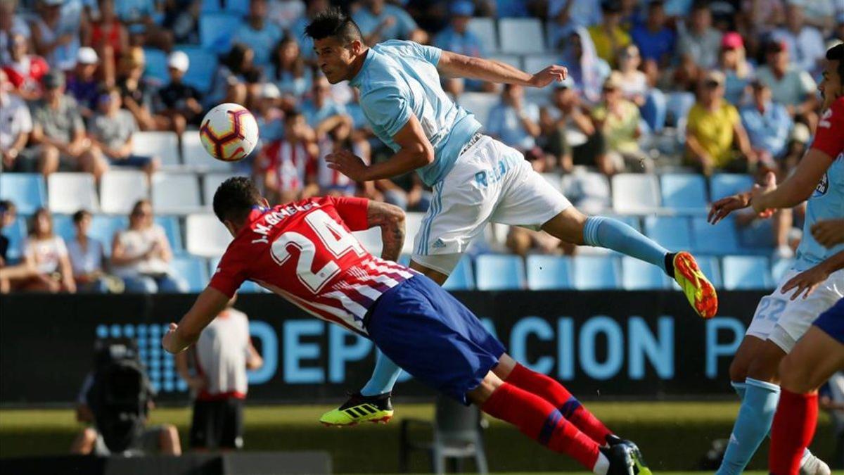 Roncaglia despeja un balón ante José María Giménez