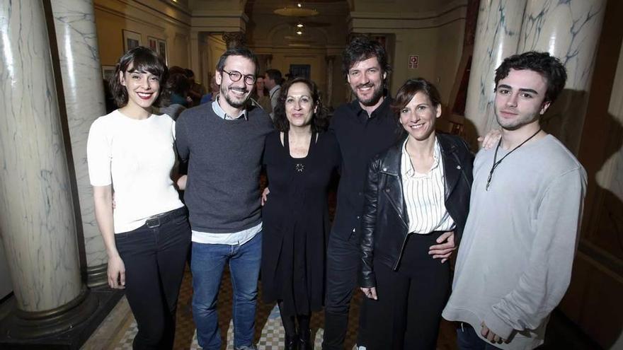 Por la izquierda, Belén Cuesta, David Serrano, Carmen Balagué, Daniel Grao, Malena Alterio e Itzan Escamilla, ayer, tomando contacto con el Palacio Valdés.