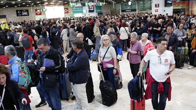 Desconcierto en Sants por la falta de trenes el día después del apagón