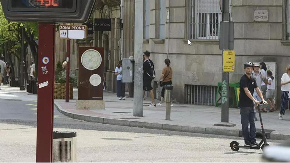 Un termómetro marca 49 grados en una calle de Ourense durante una ola de calor