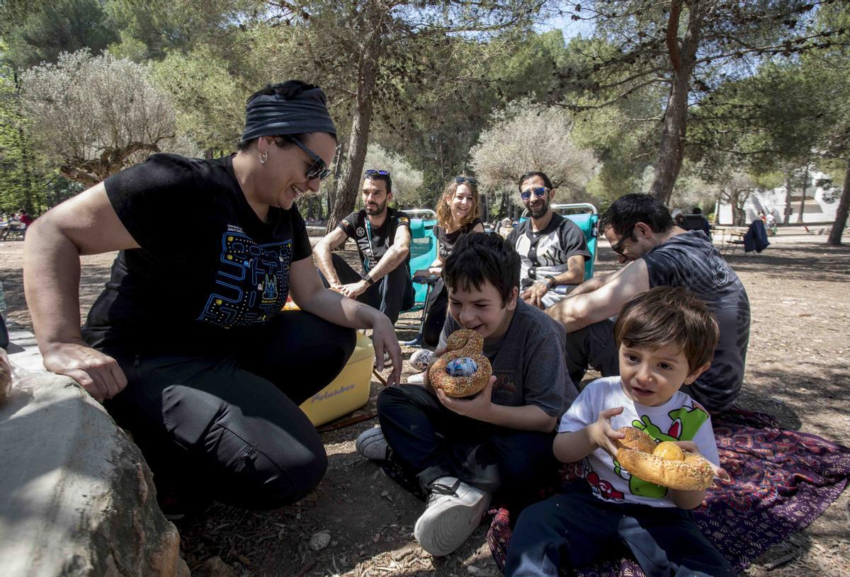 Familias celebrando el lunes de Pascua en el Parc de Sant Vicent de Llíria.