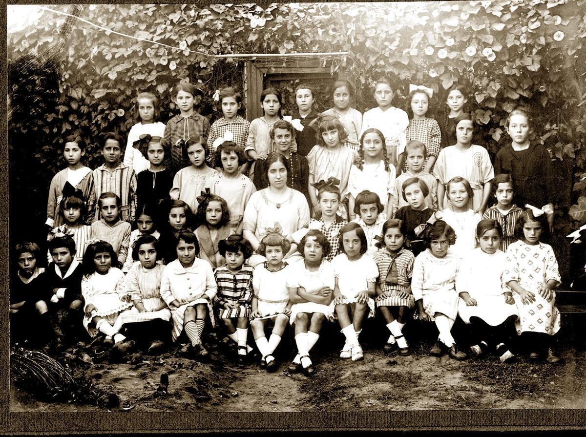 María Vázquez, no centro, na escola de nenas da Pobra do Caramiñal no ano 1926.