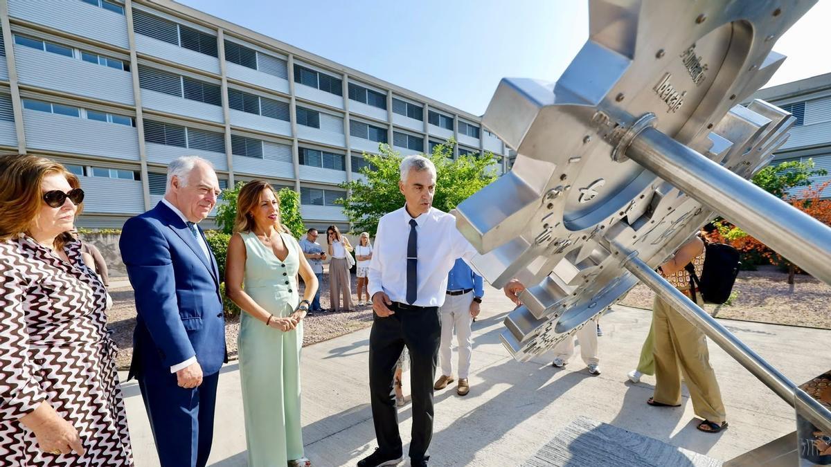 El reloj ha sido donado por Fundación Ibercaja, con motivo de su 150 aniversario, a la ciudad de Zaragoza.