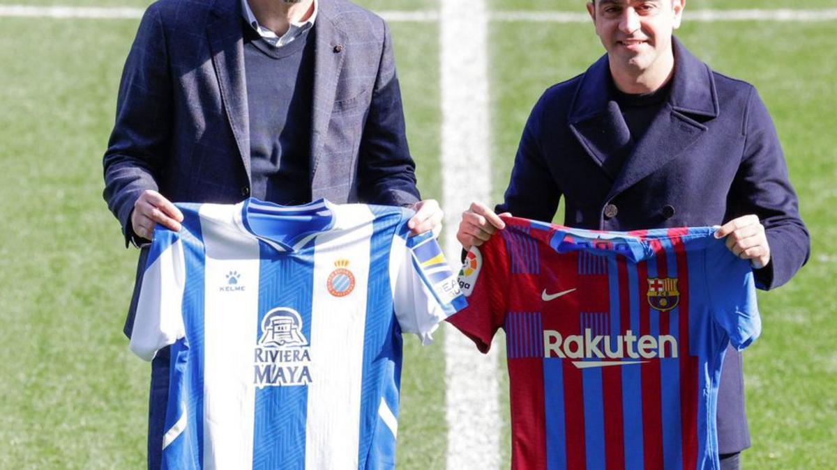 Moreno y Xavi posan con las camisetas de sus equipos. |  // Q. GARCÍA